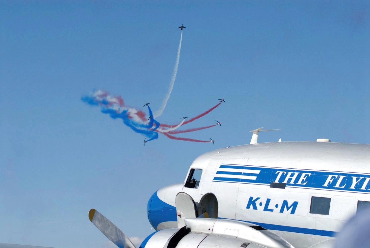 Reportage par un photographe professionnel pendant un meeting aérien avec la patrouille de France et le Flying Dutchman à Sarre-Union