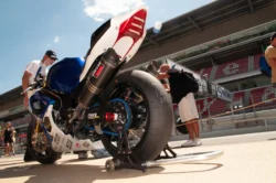 Photographe professionnel reportage au circuit de Montmelo durant les 24 heures moto de Barcelone 2009 dans les stands