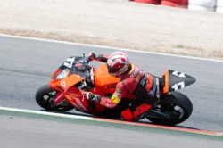 Photographe professionnel reportage au circuit de Montmelo durant les 24 heures moto de Barcelone 2009 avec une moto KTM