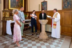 Reportage pendant la célébration d'un baptême par un photographe professionnel