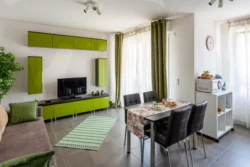 Photographe professionnel reportage immobilier pour appartement en location airbnb à Saverne avec le salon et le coin repas