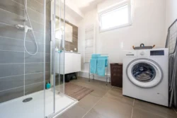 Photographe professionnel reportage immobilier pour appartement en location airbnb à Saverne avec la. salle de bains