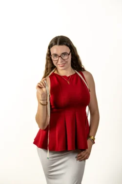 shooting d'un jeune modèle jouant une couturière par un photographe professionnel