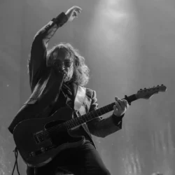 Photographie professionnelle du chanteur de Matmatah pendant leur concert à Saverne au festival des Alpagas bleus en 2026 en noir et blanc