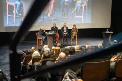 Reportage événementiel par un photographe professionnel durant un anniversaire d'association à Strasbourg pendant un débat