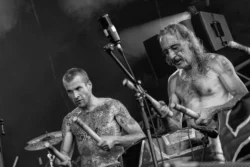 Photographie professionnelle des tambours du bronx en concert pendant le festival des alpagas bleus à Saverne en noir et blanc
