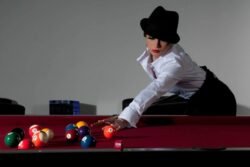 Shooting d'un modèle par un photographe professionnel jouant au billard